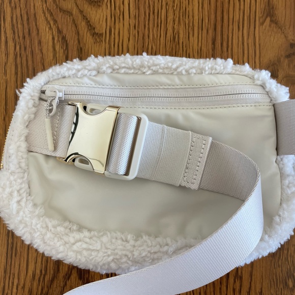 Lululemon belt bag- new/never used - Picture 4 of 6